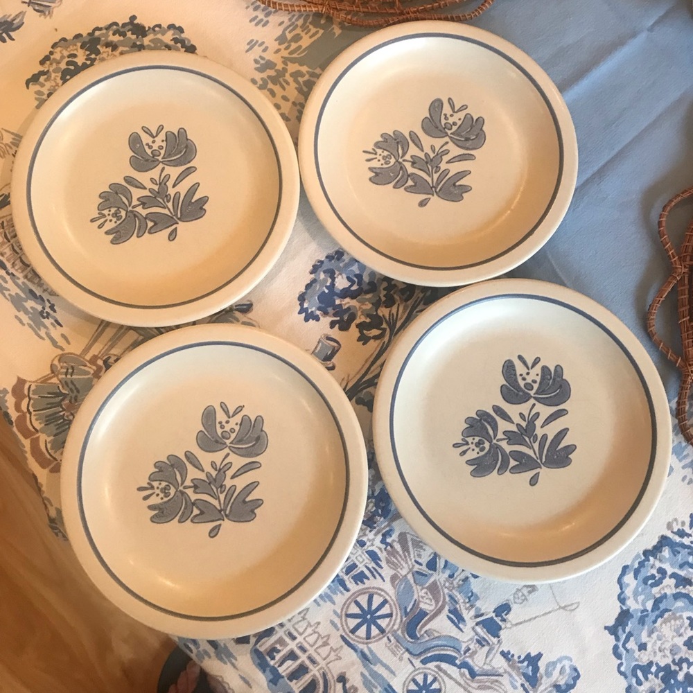 Pfaltzgraff Yorktowne Set of 4 Dessert/Salad Plates